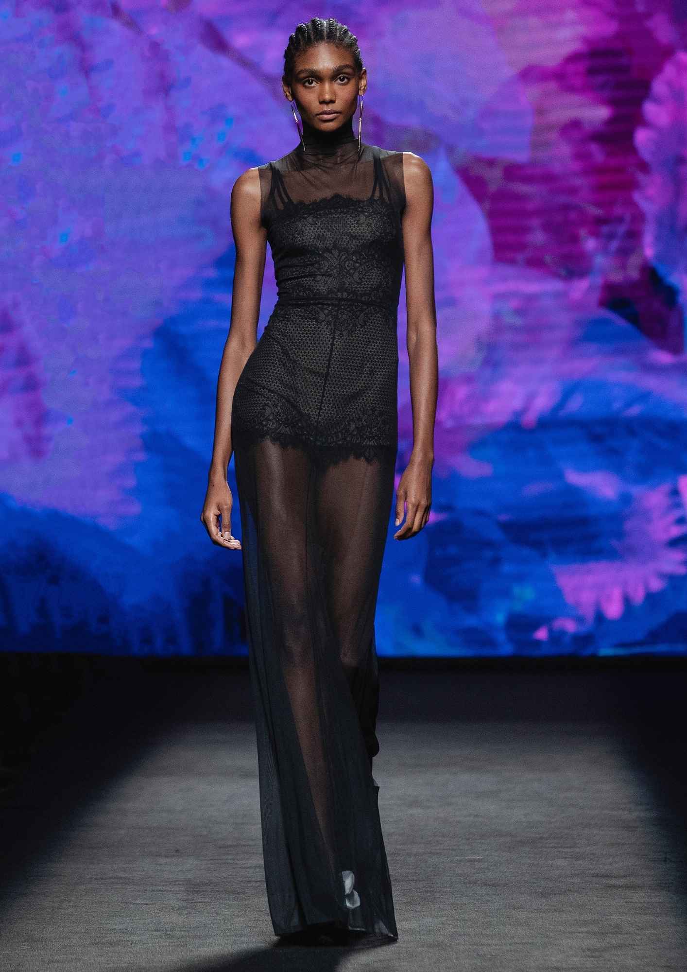 Vestido transparente con encaje negro